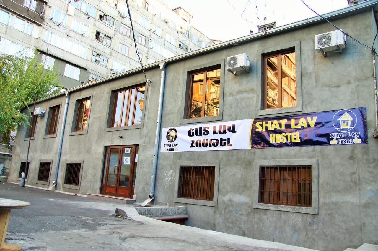 Shat Lav Hostel Jerevan Buitenkant foto