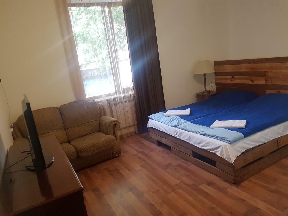 Shat Lav Hostel Jerevan Buitenkant foto